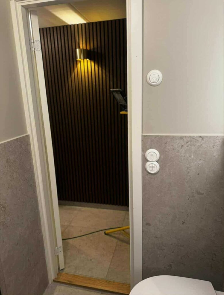 projekt-02 Badrumsdörr med installerad belysning i Höganäs