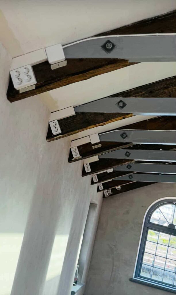 projekt-03 Wooden beams with metal supports.