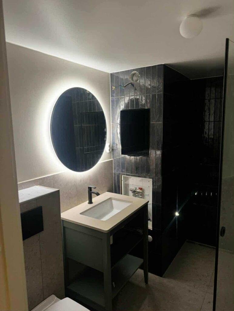 Modern badrumsspegelbelysningsinstallation i Höganäs av Edin